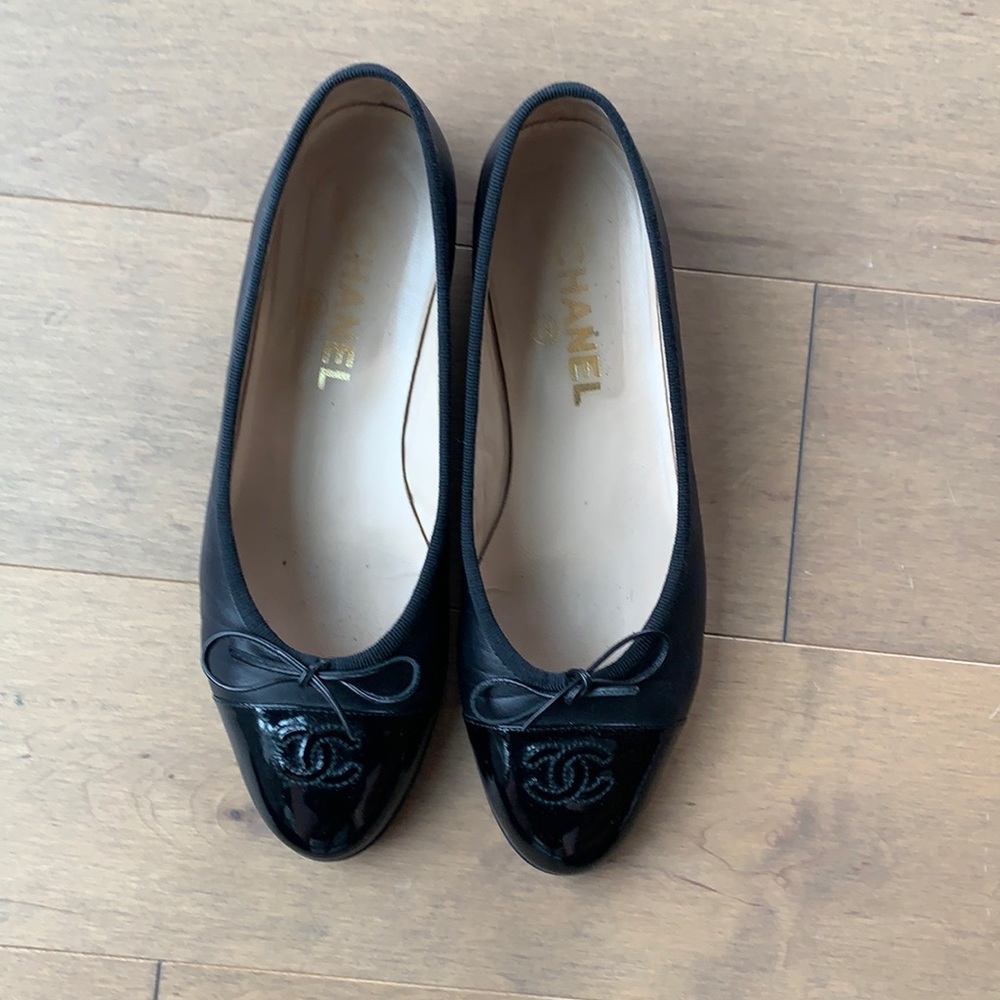 CHANEL Black Quilted Leather Cap-Toe Ballet Flats